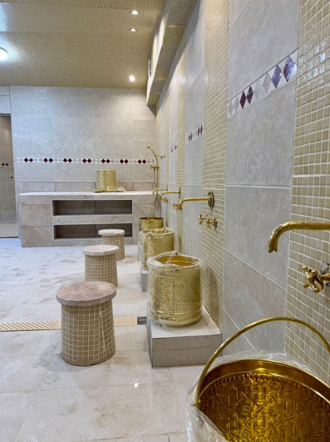 Hammam traditionnel à Poissy — bassines en laiton doré Nature Hammam