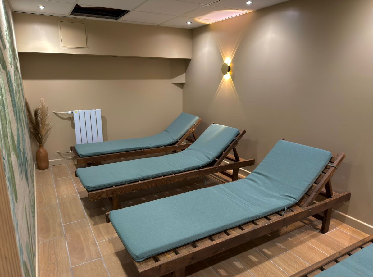 Espace détente avec chaises longues — Nature Hammam Poissy